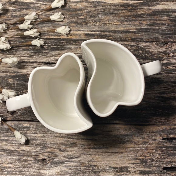 🌸 Pair of interlocking heart mugs